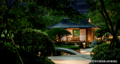 <b>正在红酒雪茄吧品酒聊天</b>